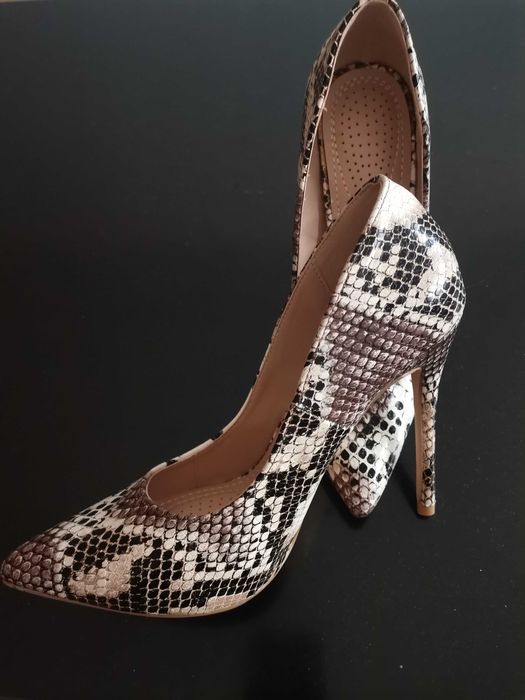 Змийски обувки на ток