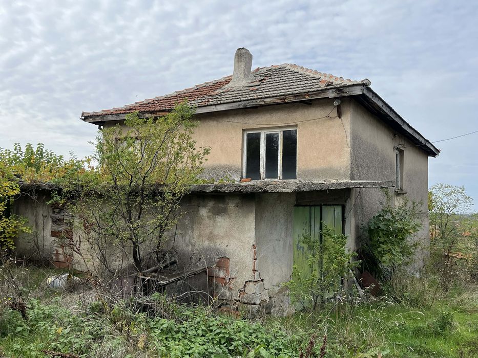 Продава се двуетажна къща в С. Помощник
