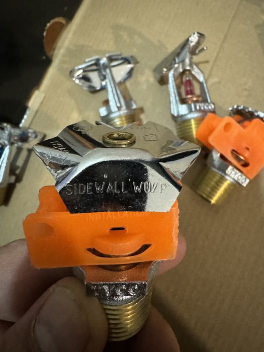 Sprinklere diferite modele. TYCO De colț sau normale, noi.