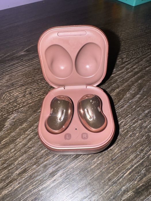 Самсунг Галакси бадс Лайф наушник