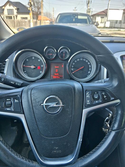 Opel  astra j anul 2012