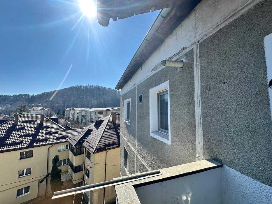 Se vinde apartament cu 3 camere, situat în Comănești, Bacău, etaj 4.