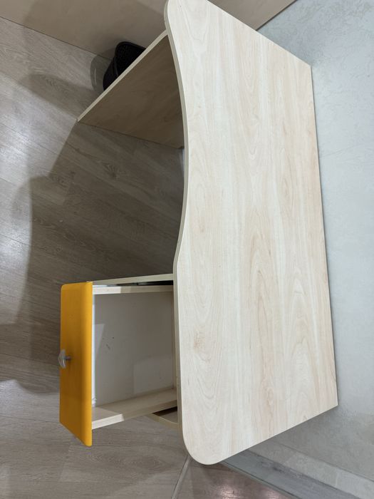 Стол письменный и шкаф для книг