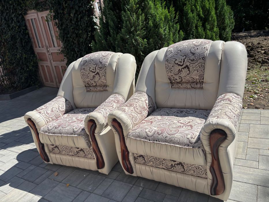 Vând următoarele : Mobila de bucătărie ,2 fotolii ,și un covor + covoraș ,0748538691