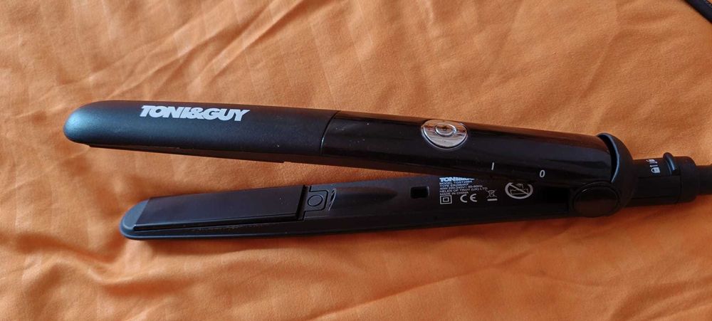 Vând placă de păr profesionala Toni&Guy (ceramică)