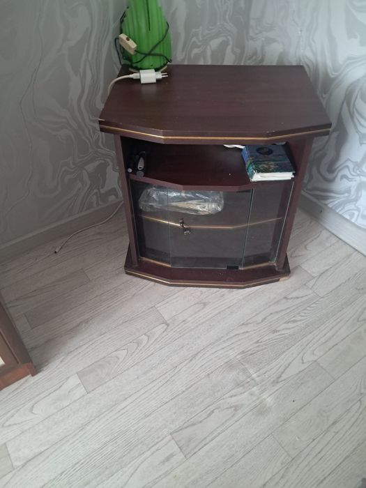 Продам тумбу  дверцы стекло