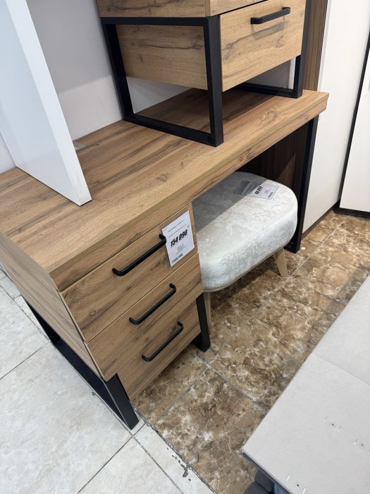 Продам письменный стол.