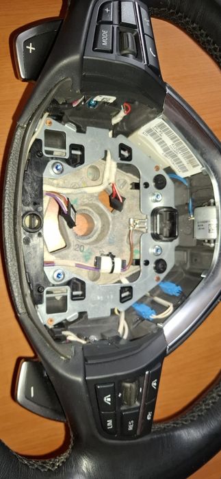 volan sport bmw f10/f11,cu padele,distronic,vibratii,stare perfecta!