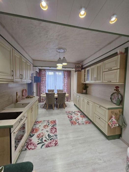 Дава се под наем Тристаен апартамент в София, Център - 80 кв.м за 767.55 € - Снимка #1