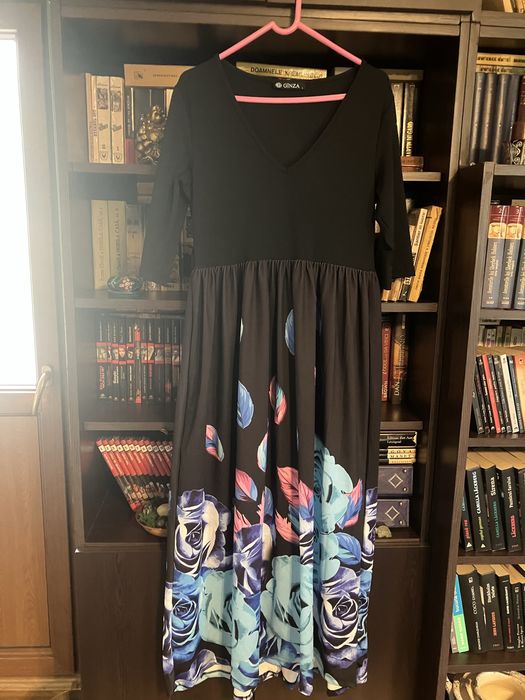 Rochie neagra lunga cu model la poale, poliester cu elastan, marimea L, nepurtata. Pret 60 lei.