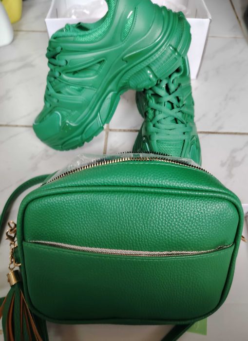 Зелени сникърси и чанта