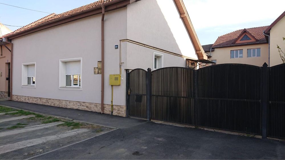 Casa de vanzare cu hala pretabil afacere