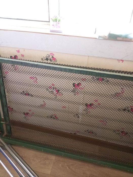 Сервант и железная кровать советского качества