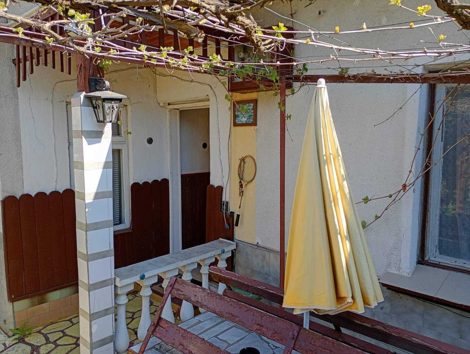 Къща с голям двор – тиха локация в екологичен регион, ток/вода, подходяща за целогодишно живеене