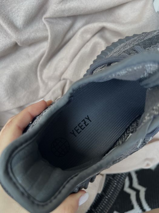 Yeezy Boost 350 V2 Dark Salt Adidas Unisex 39 1/3