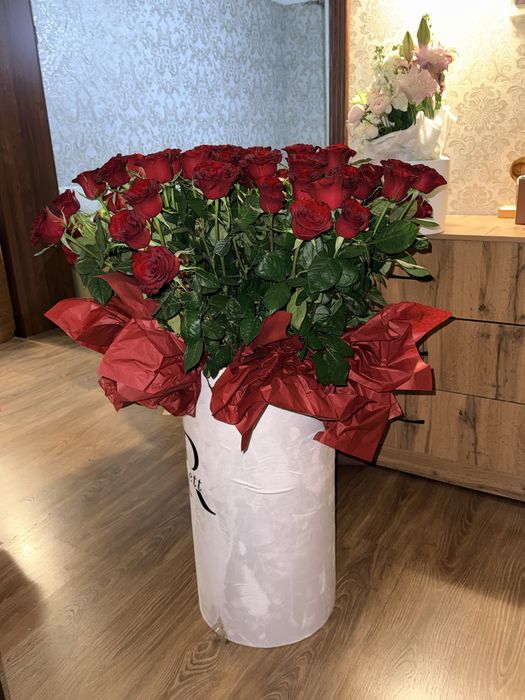 Свежий большой красный букет