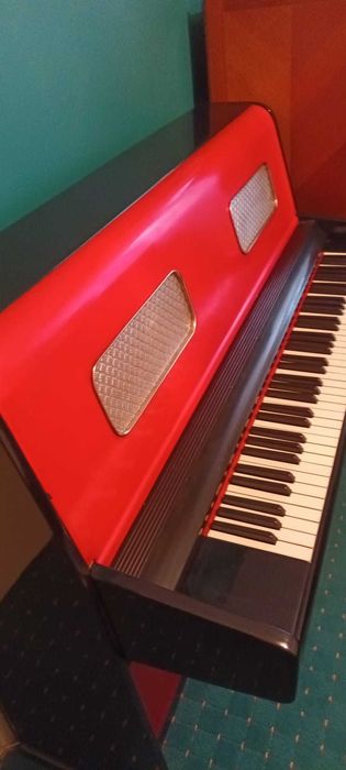 Pianina rosie unicat.