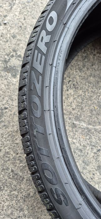 2 anvelope iarna ca si noi Pirelli 235/35/20.Pretul este pe bucata.
