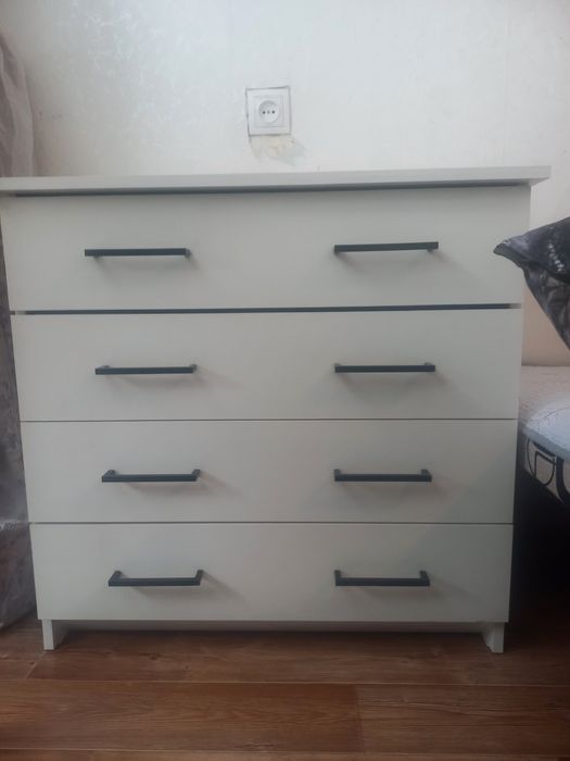 Ковёр и 2 комода.