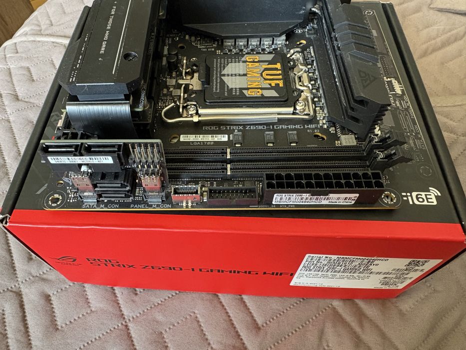 Cand placa de baza ROG STRIX Z690-I Gaming Wifi DDR5