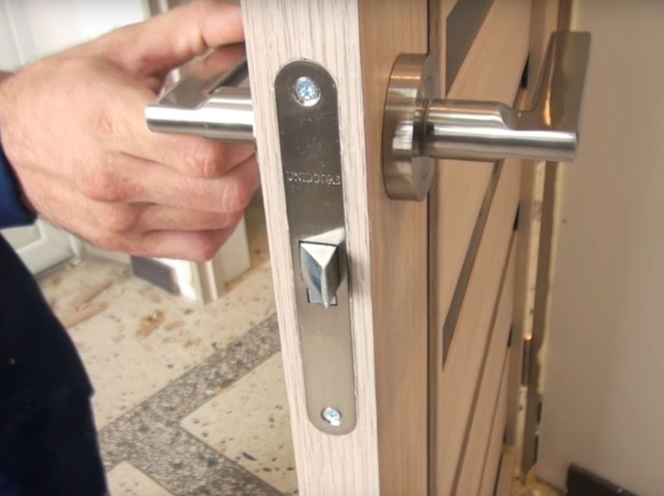 Врезка замков дверей