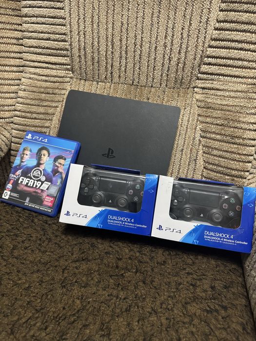 (PS4 slim) SonyPlaystation 4 slim (три джойстика)диск и игрой