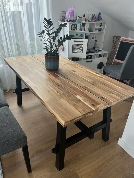 Masa din lemn de acacia