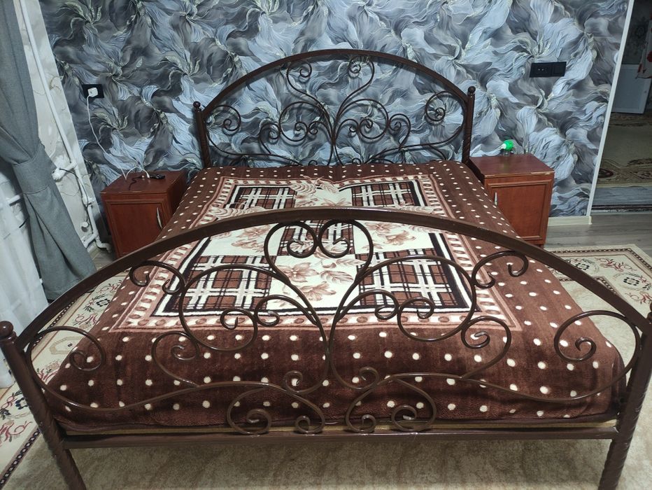 Продаётся двух спальная кованная кровать