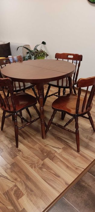 Трапезна разтегателна маса и четири стола..