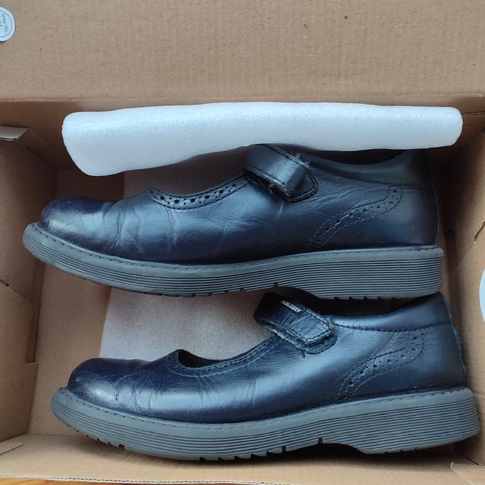 Продам фирменные школьные туфли