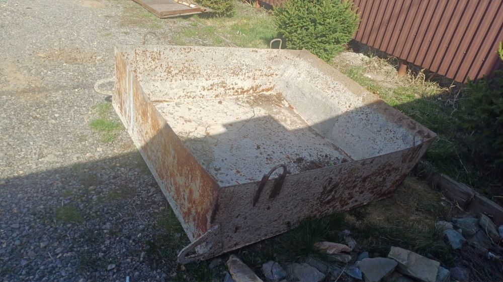 Продается стоительная бадья 1,5 на 1,5,высота 40см.