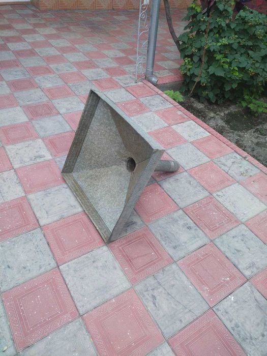 Oshxona vitichkasi sotiladi.
