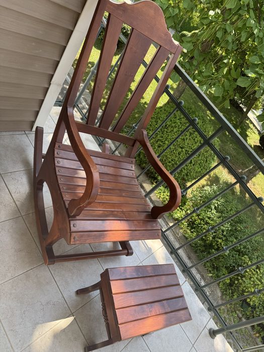 Люлеещ се стол от масивно дърво.