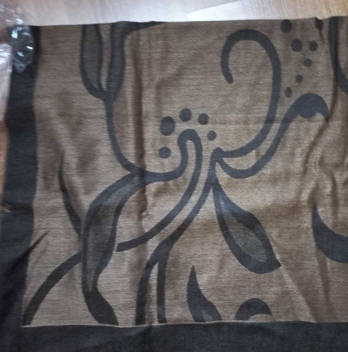 Квадратен шал в златисто и черно