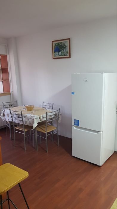 Vând apartament 2 camere spațios, etaj 1, poziție excelentă