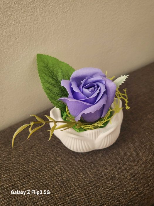 Кашпи с рози от пластичен сапун