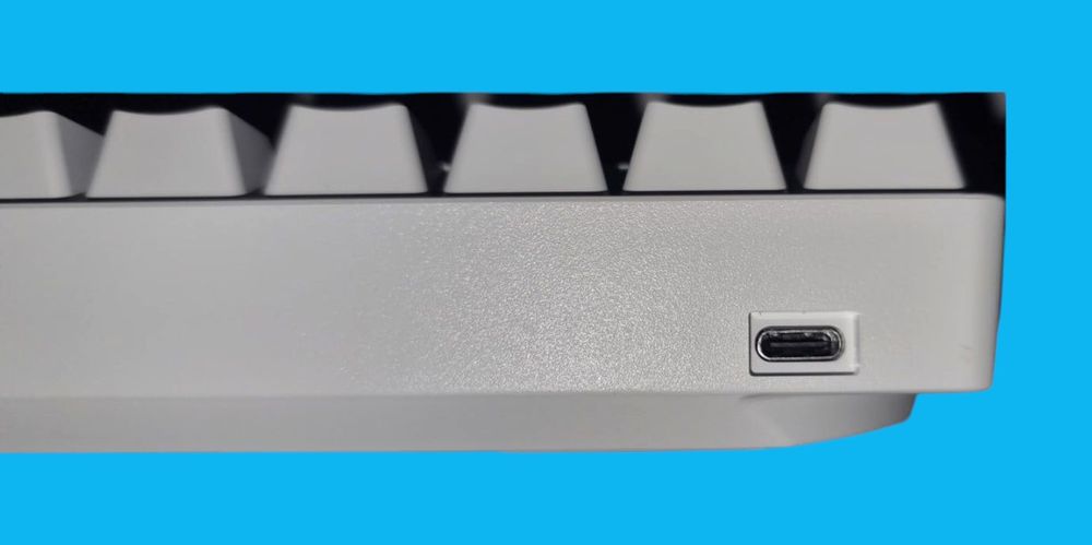 Tastatura alba si mov Gaming Rgb cu acumlator Cu wifi si Bluetooth nou