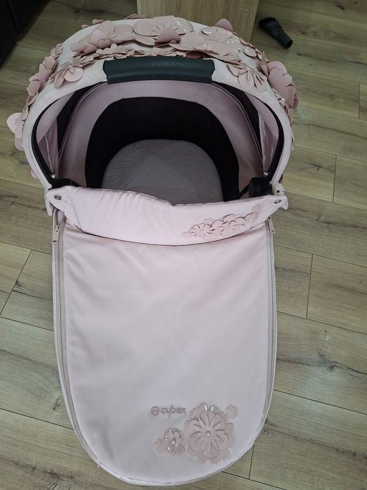 Кош за новородено Cybex Priam 4 /e-PRIAM Lux SIMPLY FLOWERS