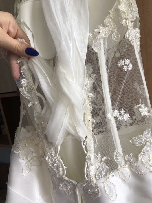 Vand rochie pe cerc de mireasa