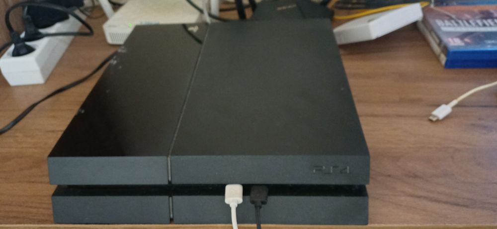 Vând consola PlayStation 4 Slim cu o capacitate de stocare de 512GB.