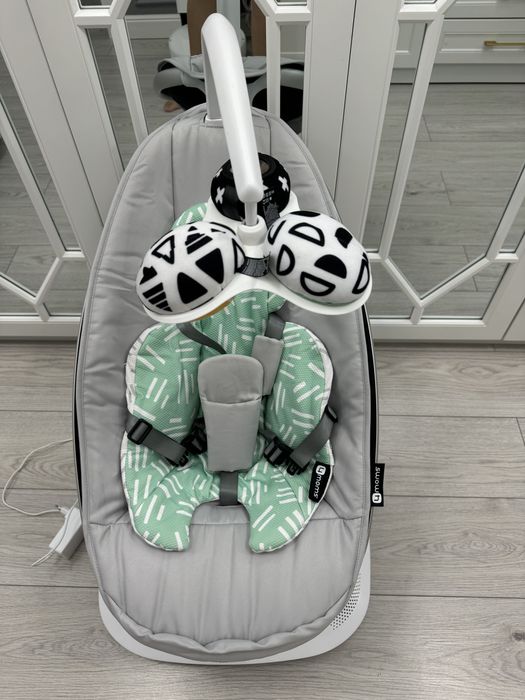 Продам шезлонг электрокачелю 4moms