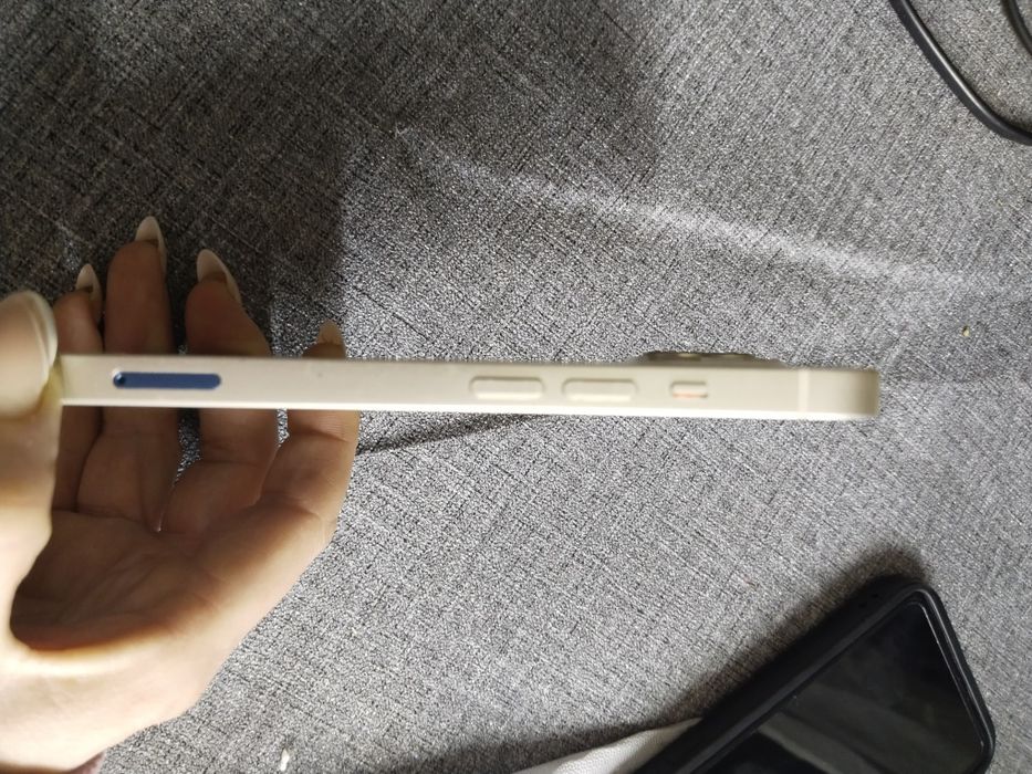 Продам iPhone 13 белый