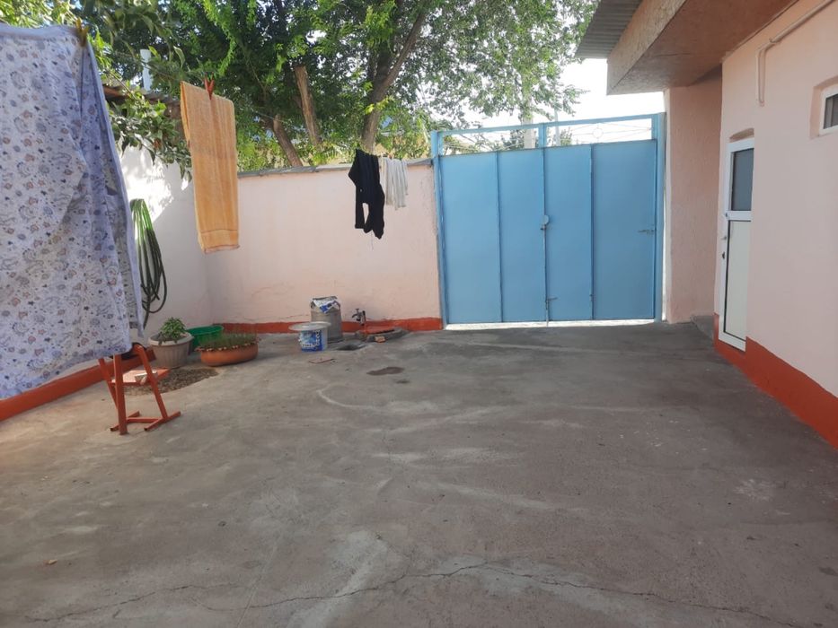 Дом с двором,рядом времянка