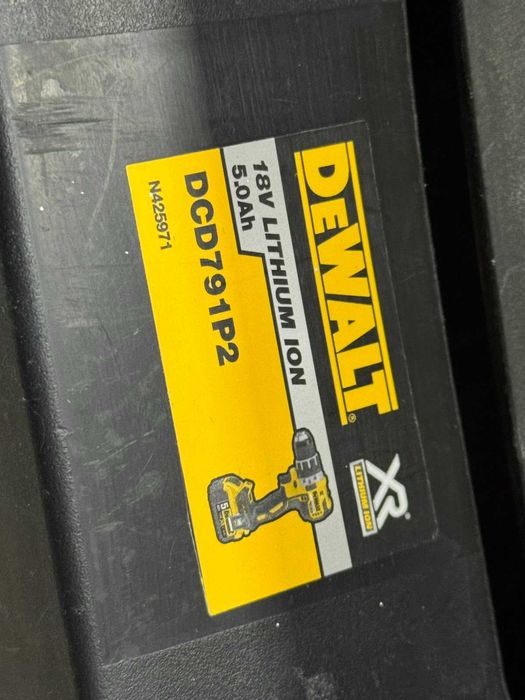 Акумулаторен винтоверт DeWALT DCD791P2 с 2 батерии и зарядно