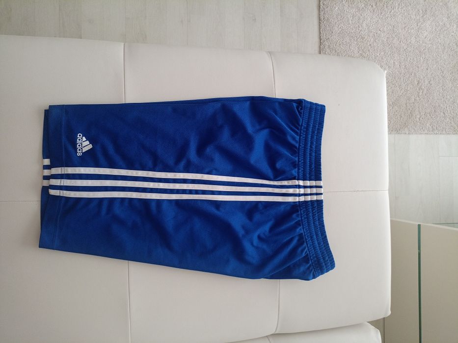 Vând bermude sport Adidas produs de calitate superioara mărimea L.