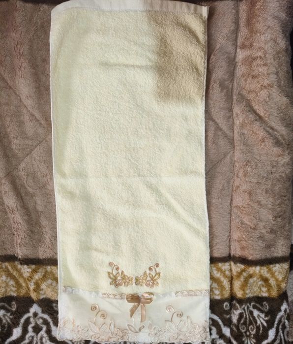 Полотенце с вышивкой золотое