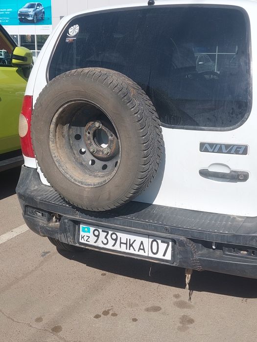 Машина шевролет нива