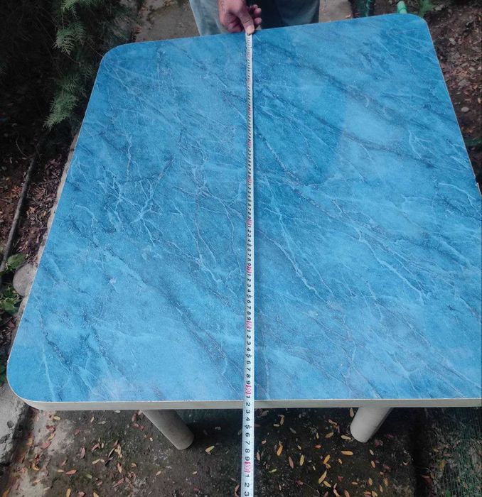 Стол для кухни покрыт синим пластиком