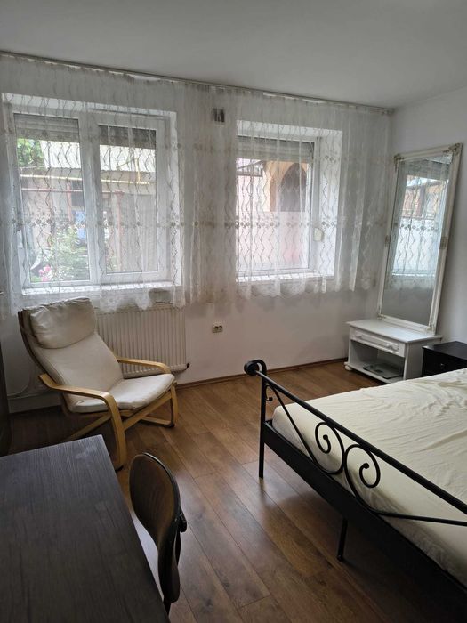 Inchiriez apartament la curte cu Dormitor+CameraZi ULTRACENTRAL