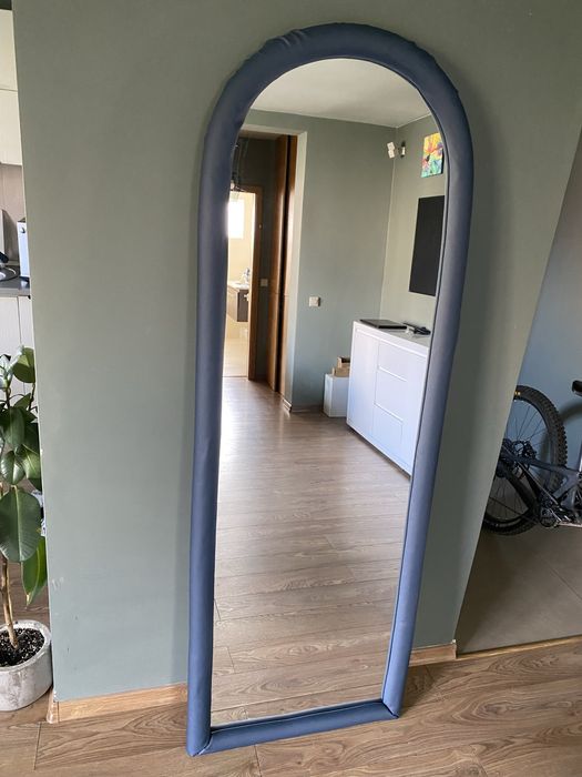 Oglinda decorativa tip boltă cu ramă piele ecologică